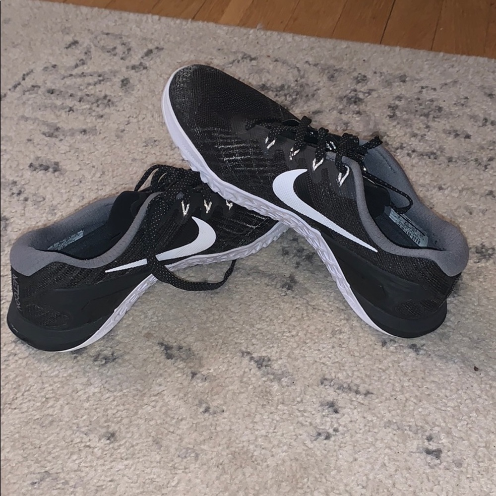 Black and white Nike tennis shoes